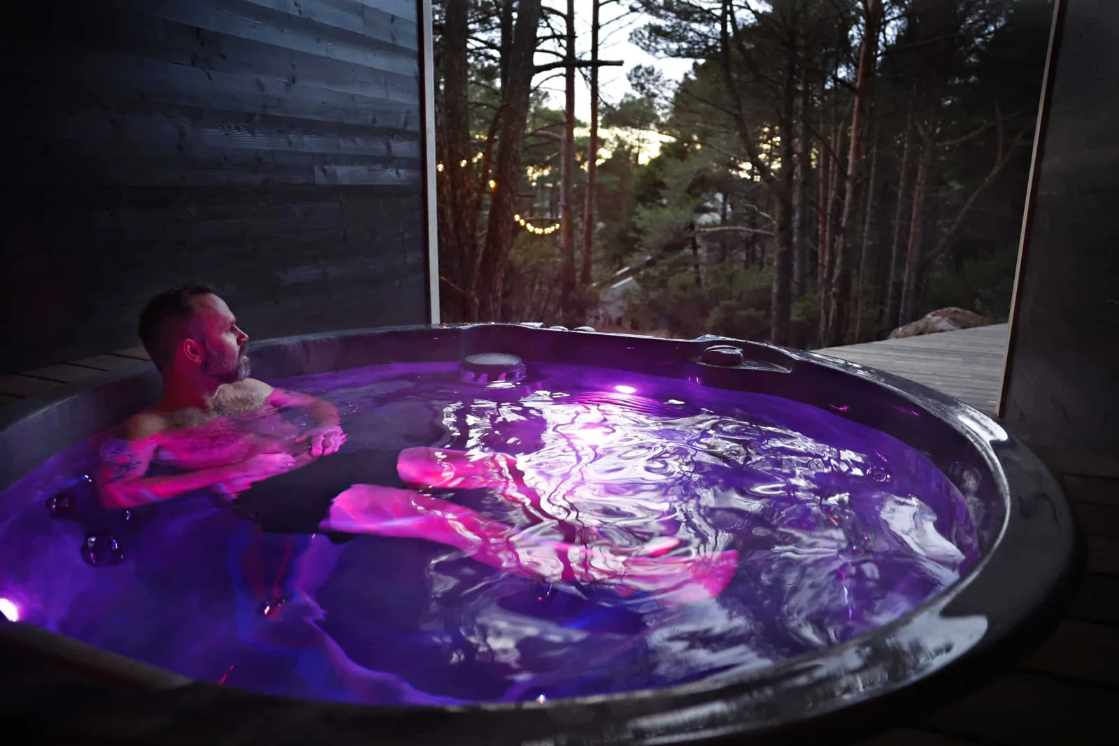 Boblebad med skogen tett på